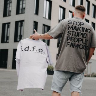 Jo, pořád je máš šanci chytit 😎 Naše trika LIVE MORE jsou stále online! A heads up – nový drop je už za rohem 👀 Stay loud....