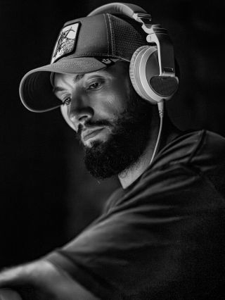 Další posila Semper crew — DJ Matheus 🎧 Nejen za mixákem, ale klidně ho potkáš i ve fitku 💪 Za pultem to má v ruce už pár...